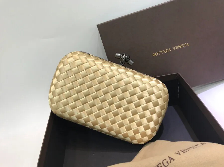 The latest and most popular Knot clutch from the 8651 counter is made of exquisite Japanese silk fabric with snakeskin piping. It looks elegant when worn cross-body or in the hand. It can also be carried by petite girls and can hold 2 iPhone X phones. Size: 20cm*12cm